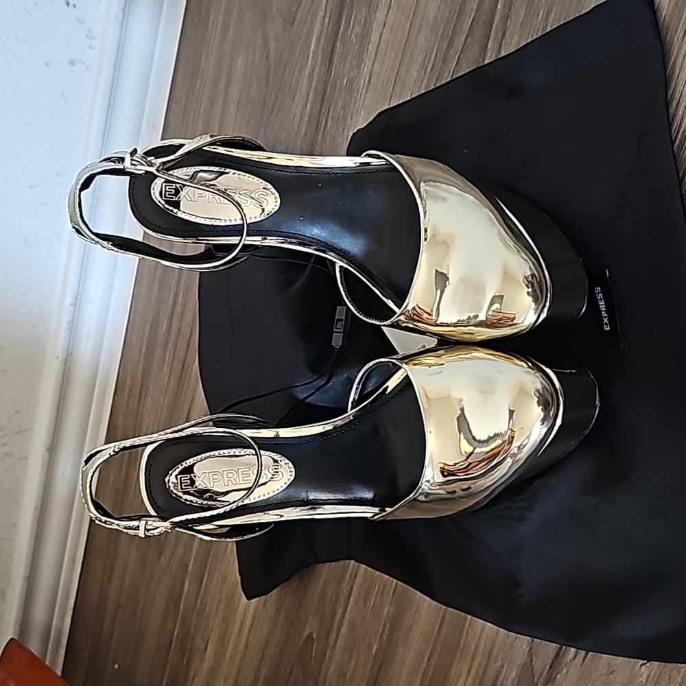 Metallic Rounded Toe Platform Pumps - Picture 4 of 5